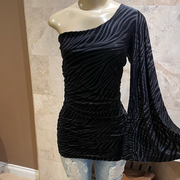 Arden B. One shoulder velvet top in black - Picture 4 of 9